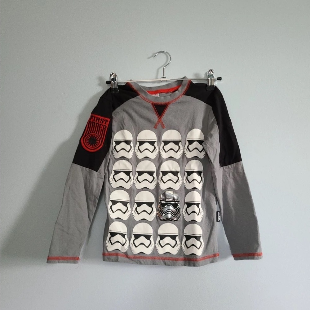 ✨5/$25✨ Star Wars Long sleeve top - Picture 1 of 2
